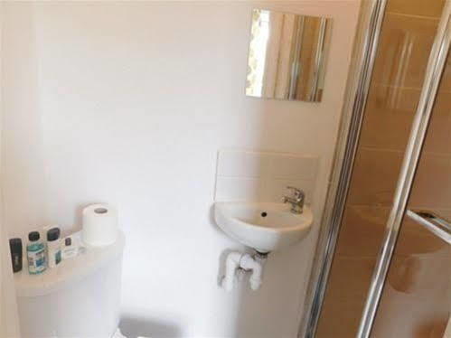 Spencer Inn Apartments Гарроу Екстер'єр фото